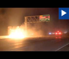 “فيديو” شاهد لحظة قيام مصور تلفزيوني بإنقاذ حياة رجل علق داخل سيارته