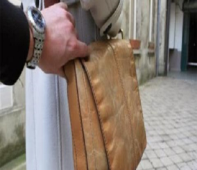 “فيديو” شاهد شبًان من داخل سيارة يسرقان حقيبة يد “شنطة” سيدة أثناء سيرها في محافظة الخبر