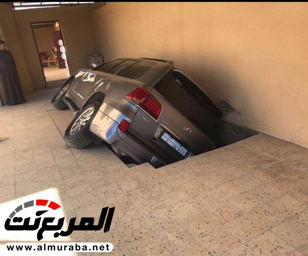 "بالصور" سقوط سيارة في فناء منزل نتيجة هبوط بركة الصرف الصحي "بالصور" سقوط سيارة في فناء منزل نتيجة هبوط بركة الصرف الصحي 1