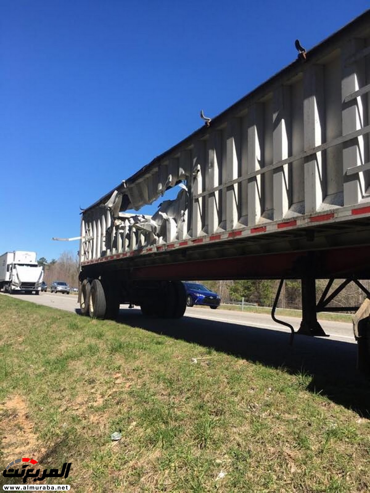 شاحنة نقل تتورط في حادث أثناء نقل وحدات جديدة من الكورفيت Z06 بالولايات المتحدة Corvette 1