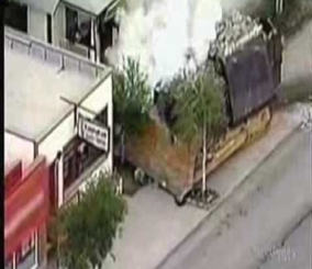 “فيديو” شاهد رجلا أمريكيا يدمر بلدة صغيرة بدبابة منزلية الصنع