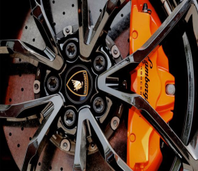 ما أسباب صدور صوت احتكاك عند الضغط على دواسة الفرامل؟