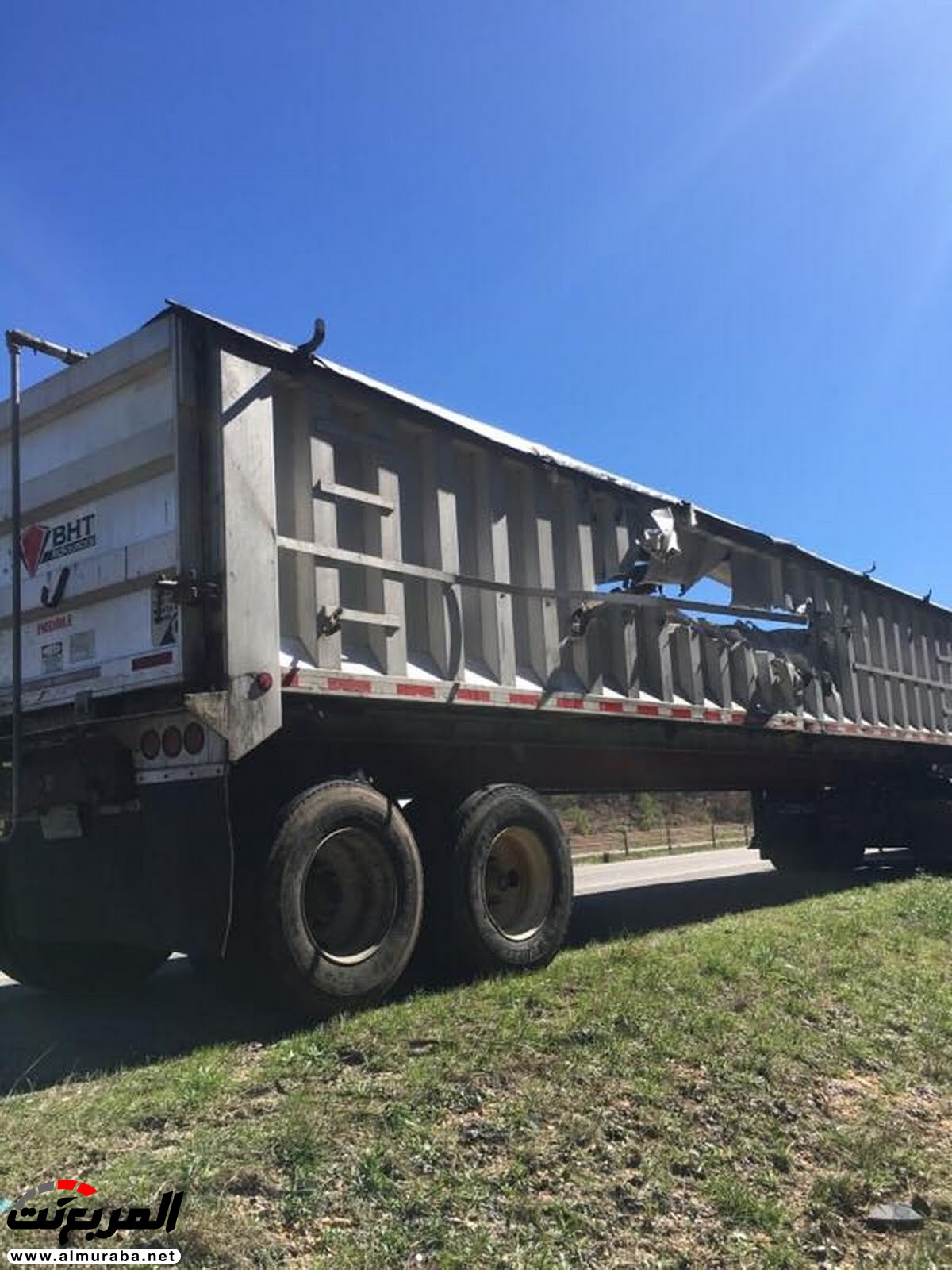 شاحنة نقل تتورط في حادث أثناء نقل وحدات جديدة من الكورفيت Z06 بالولايات المتحدة Corvette 2