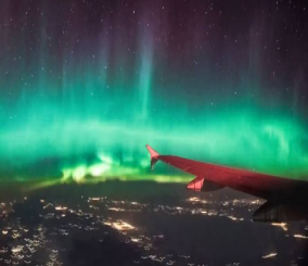 “فيديو” شاهد راكب طائرة محظوظ استطاع أن يرصد مشهد رائع للشفق القطبي