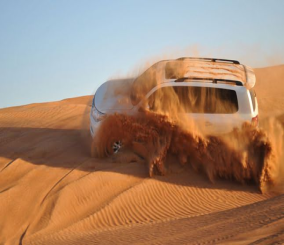 كيف تمنع سيارتك من أن تعلق في الرمال؟