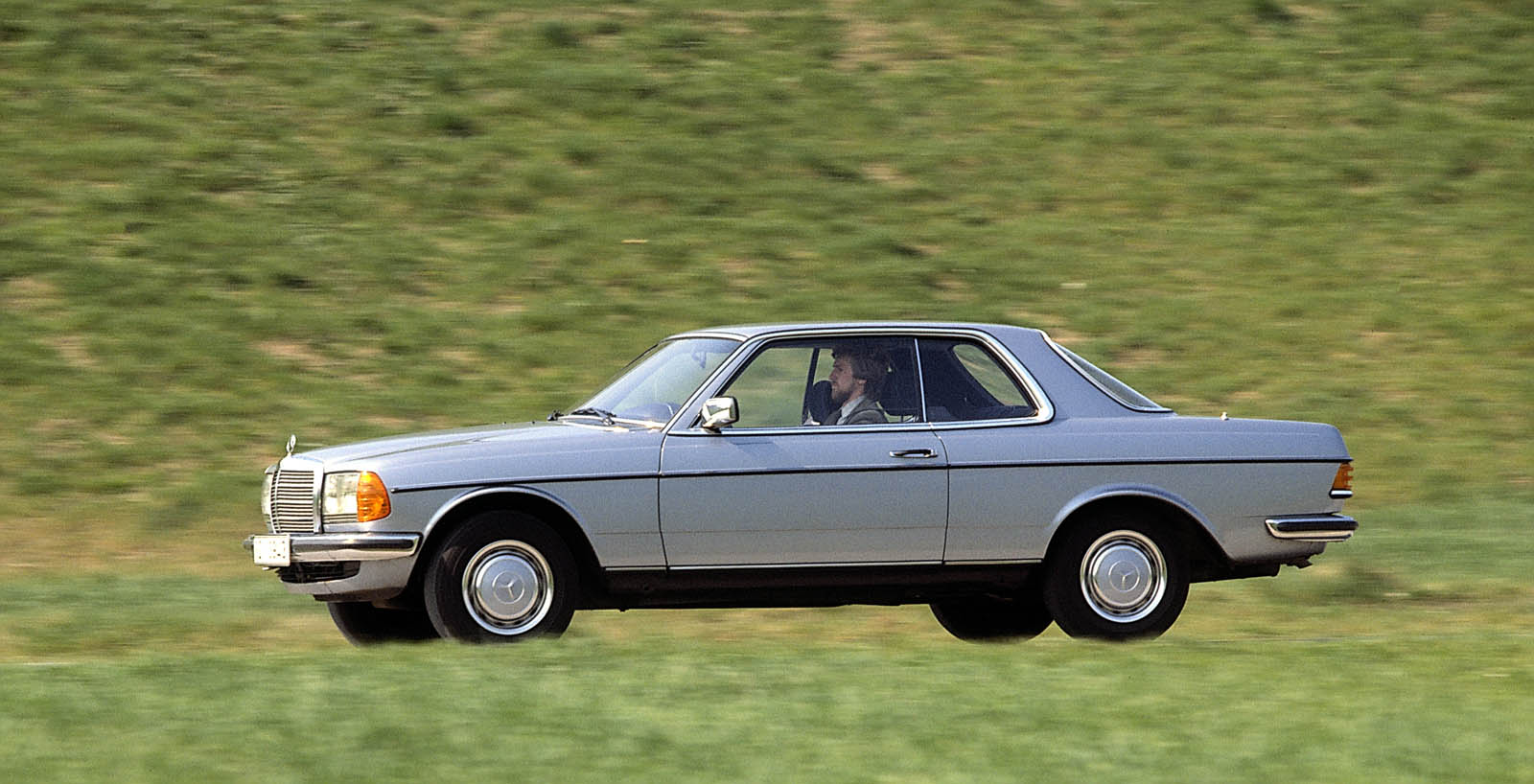 مرور أربعين عامًا على تدشين "مرسيدس" إي كلاس كوبيه Mercedes E-Class Coupe مرور أربعين عامًا على تدشين "مرسيدس" إي كلاس كوبيه Mercedes E-Class Coupe 6