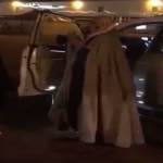 "فيديو" شاهد الأمير عبدالعزيز بن فهد وهو ينزل من سيارته أثناء هطول الأمطار ليدعو الله 1