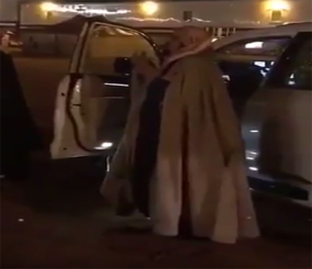 “فيديو” شاهد الأمير عبدالعزيز بن فهد وهو ينزل من سيارته أثناء هطول الأمطار ليدعو الله