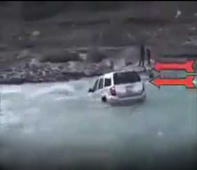 “فيديو” شاهد كيف يمكن أن تحمي نفسك من الأمطار والسيول أثناء القيادة؟