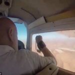 "فيديو" شاهد رجل يفقد هاتفه على متن طائرة هليكوبتر بعد أن فتح النافذة لالتقاط صورة 2
