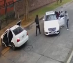 “فيديو” شاهد عصابة تختطف امرأة من سيارتها في المكسيك