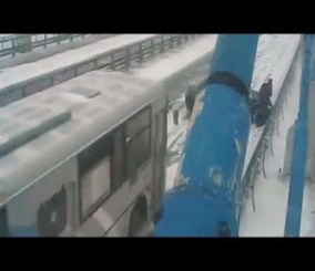 “فيديو” شاهد كيف نجا سائق من حافلة كادت أن تسحقه في روسيا