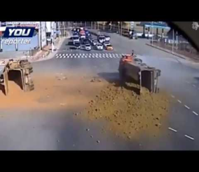 “فيديو” شاهد حادث لشاحنتين محملتين بالرمال في مفترق طرق بروسيا …