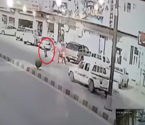 “فيديو” شاهد لحظة نجاة طفل من الدهس بأعجوبة في الأفلاج