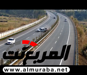 “فيديو” شاهد سائق بيك أب يصطدم بسياج أمني بسبب انشغاله بالجوال