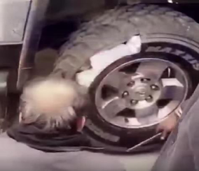 “فيديو” شاهد رجال الجمارك يحبطون محاولة تهريب كمية كبيرة من زجاجات الخمر داخل إطارات سيارة