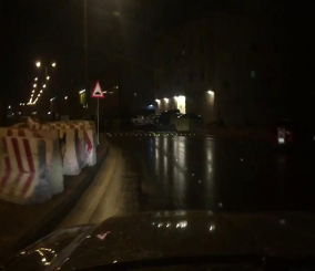 “فيديو” شاهد عيون قطط تحذيرية تنهي معاناة مرتادي شارع الحوادث الغامضة بالرياض