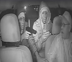 “فيديو” شاهد راكبين يهددان سائق تاكسي بمسدس في الولايات المتحدة الأمريكية