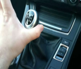 ما هو السبب الذي يجعل صوت السيارة مختلفاً عندما تقود نحو الخلف؟