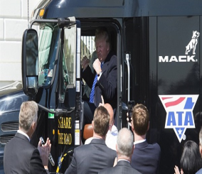 “فيديو” شاهد الرئيس الأمريكي “دونالد ترامب” على مقعد شاحنة بالبيت الأبيض