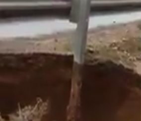 “فيديو” شاهد انهيار جزئي بشارع محمد بن زايد بدبي بسبب الأمطار