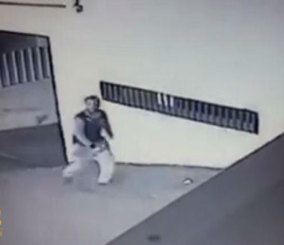 “فيديو” شاهد لحظة قيام شخصين بتهشيم زجاج سيارة وسرقة مبلغ 540 ريالاً وطاقم ذهبي