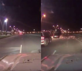 “فيديو” شاهد سيارة تصطدم بكومة كبيرة من المخلفات تركها مقاول لإحدى الشركات