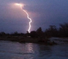 “فيديو” شاهد لحظة ضرب صاعقة رعدية لسيارة أثناء سيرها بأحد الطرق