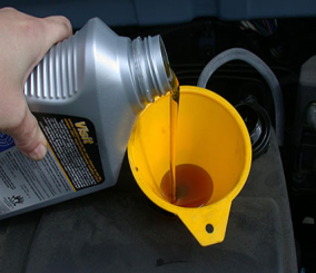 كيف تفحص مستوى الزيت في السيارة؟