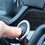 ما الأسباب التي تجعل سلف السيارة ما يدق؟ 2