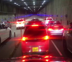 “فيديو” شاهد سباق غير مشروع في نفق ينتهي بكارثة