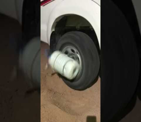 “فيديو” شاهد شاب سعودي يستفيد من سيارته في خض اللّبن