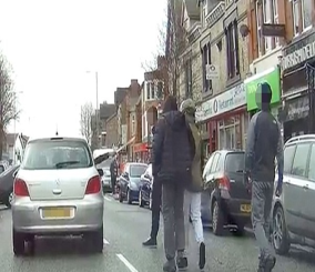 “فيديو” شاهد شباب حاولوا اقتحام سيارة في وضح النهار فهاجمهم سائقها بـ”ساطور”