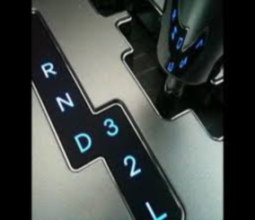 “فيديو” شاهد وتعرف هل هناك ضرر من وضع القير على الN عند التوقف في الاشارة ؟