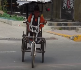 “فيديو” شاهد شرطي مرور على الرغم من أنه لا يملك ساقين