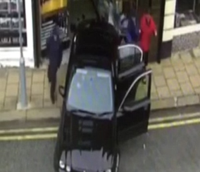 “فيديو” شاهد اقتحام عصابة من اللصوص محل مجوهرات بسيارة في وضح النهار