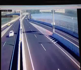 “فيديو” شاهد حادث تصادم عنيف في أجواء ممطرة