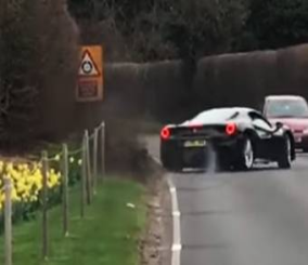 “فيديو” شاهد سائق سيارة فيراري 488 كاد أن يتسبب بكارثة تكلفه الكثير بسيارته باهظة الثمن
