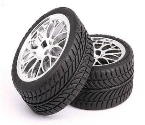 “فيديو” شاهد لحظة انفجار إطارات سيارة في وجوه أصحابها