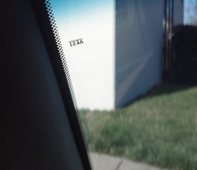 ما الغرض من النقاط السوداء على حافة زجاج سيارتك؟