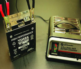 كيف تقوم بشحن وصيانة ”بطارية السيارة” السائلة؟