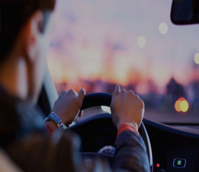 ما الذي يجعل مقود السيارة ثقيلا؟