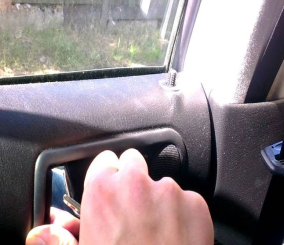 كيف يمكن أن تعرض نفسك للخطر من خلال فتح باب السيارة بشكل خاطئ؟