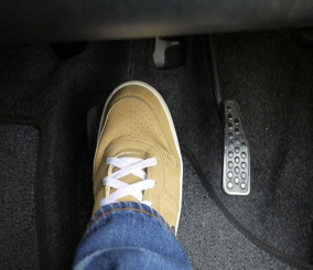 من الضروري رفع القدم عن دواسة الكبح بعد عملية الكبح الشديد