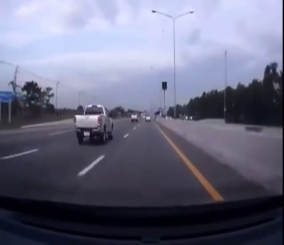 “فيديو” شاهد خروج سائق من مركبته من قوة الانقلاب