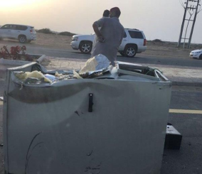 “بالصور” حادث مروري يتسبب في تحطم كاميرا “ساهر” والمرور ينفي تعمد السائق تحطيمها