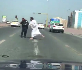 “فيديو” شاهد اعتداء أحد الأشخاص على رجل أمن بأحد شوارع الكويت