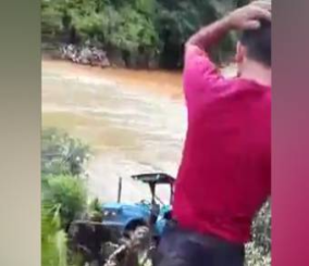 “فيديو” شاهد كيف يمكن إلقاء تركتور بالبحر في دقيقة؟