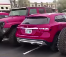 “فيديو” شاهد مقطع طريف لصاحب سيارة وقف بمكان خاطئ