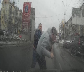 “فيديو” شاهد خلافا بين سائقين ينتهي بلكمة واحدة